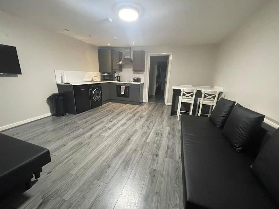 Hosted By Ryan - 2 Bedroom Apartment リヴァプール エクステリア 写真